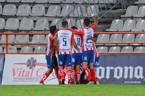 Jugadores de Atlético San Luis festejan un gol