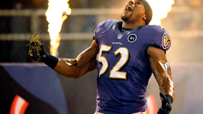 Ray Lewis entrando al campo con los Baltimore Ravens