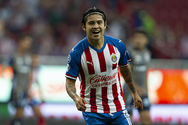 Chofis López celebra gol con Chivas