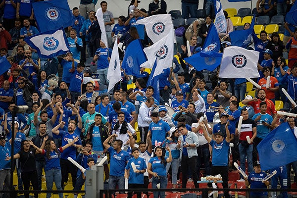 Aficionados de Cruz Azul en el Estadio Azteca