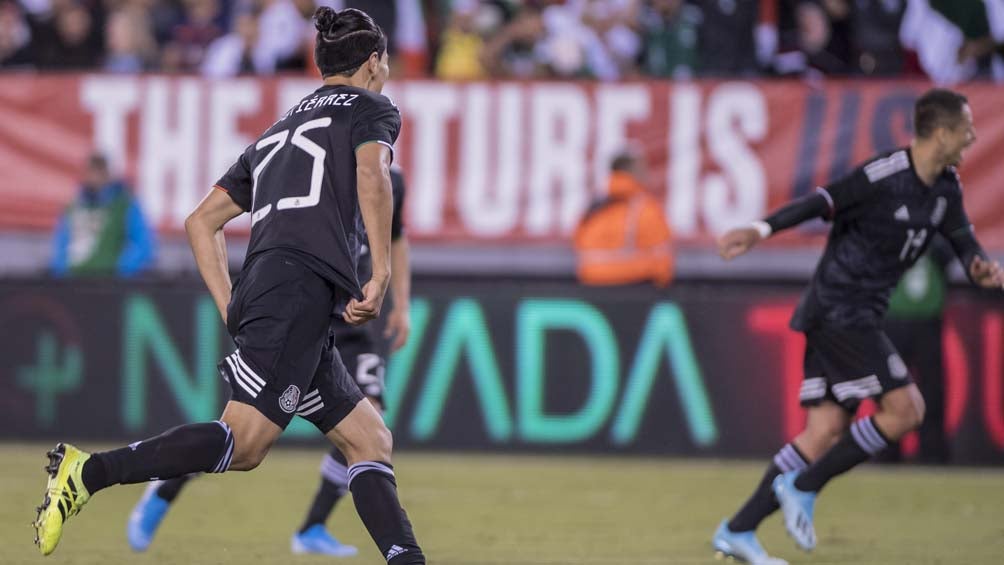 Guti festeja su primer gol con México