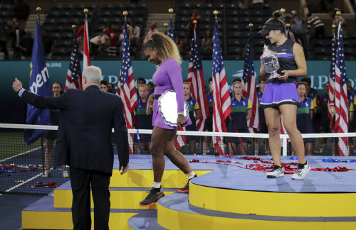 Bianca Andreescu y Serena Williams tras la premiación del US Open
