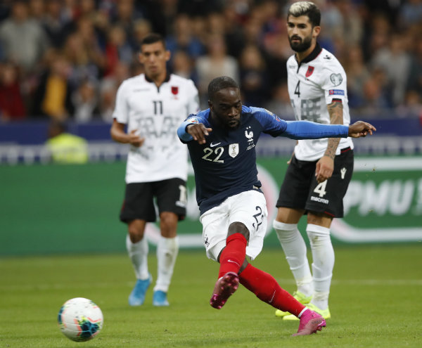 Jonathan Ikoné en acción con la selección de Francia