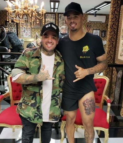 Gabriel Jesús posa con su tatuaje