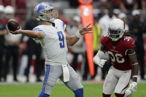 Matthew Stafford siendo perseguido por D.J. Swearinger