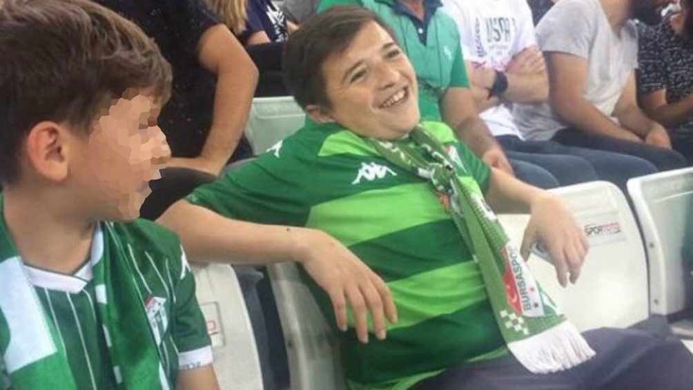 Çocuk y su hijo en la tribuna de la Timsah Arena