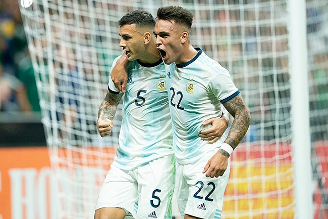 Festejo de Paredes y Lautaro tras un gol de la Albiceleste