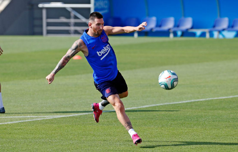 Messi, con el balón en un entrenamiento con le Barcelona