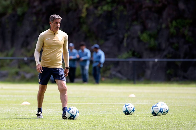 Míchel González en un entrenamiento de Pumas