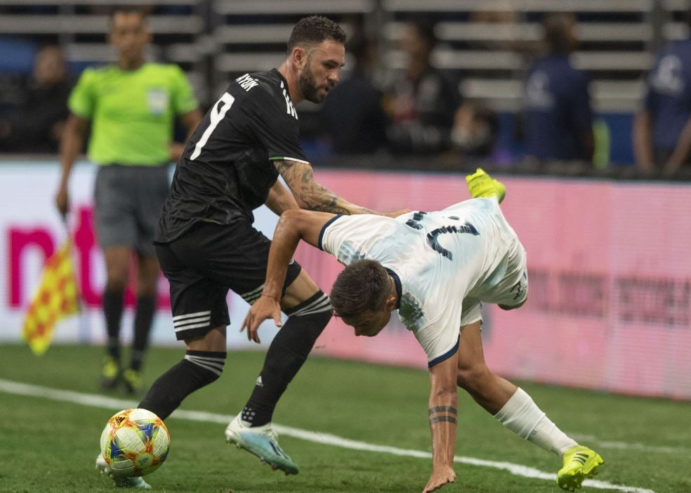 Layún lucha por el balón en juego contra la Albiceleste