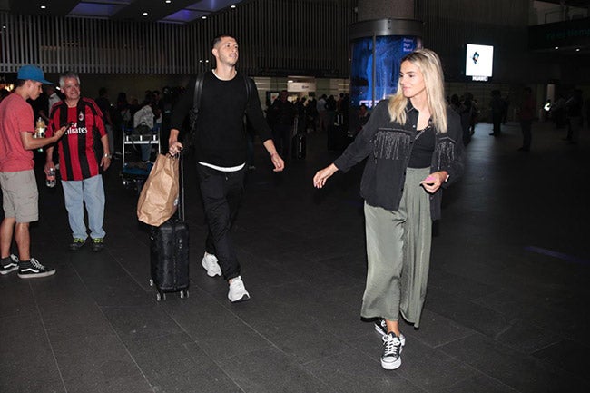 Rodríguez, junto a su esposa en el aeropuerto