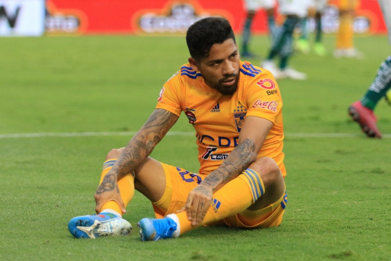 Javier Aquino, en el césped durante un juego con Tigres