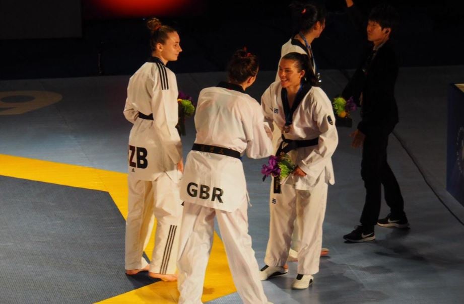 María Espinoza y Bianca Walkden se saludan tras el combate