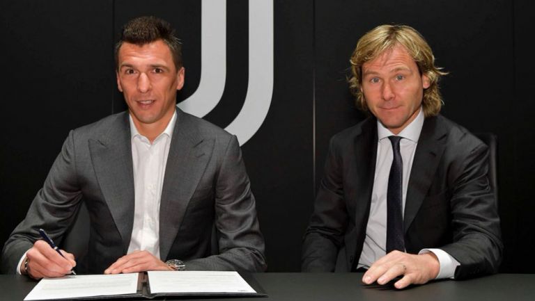 Mandzukic y Nedved, durante la firma de su nuevo contrato 