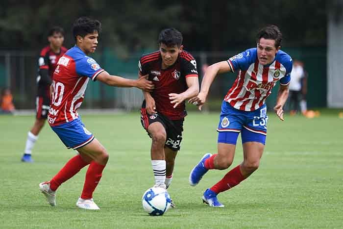 Los Rojinegros se vuelcan al ataque en choque frente a Chivas