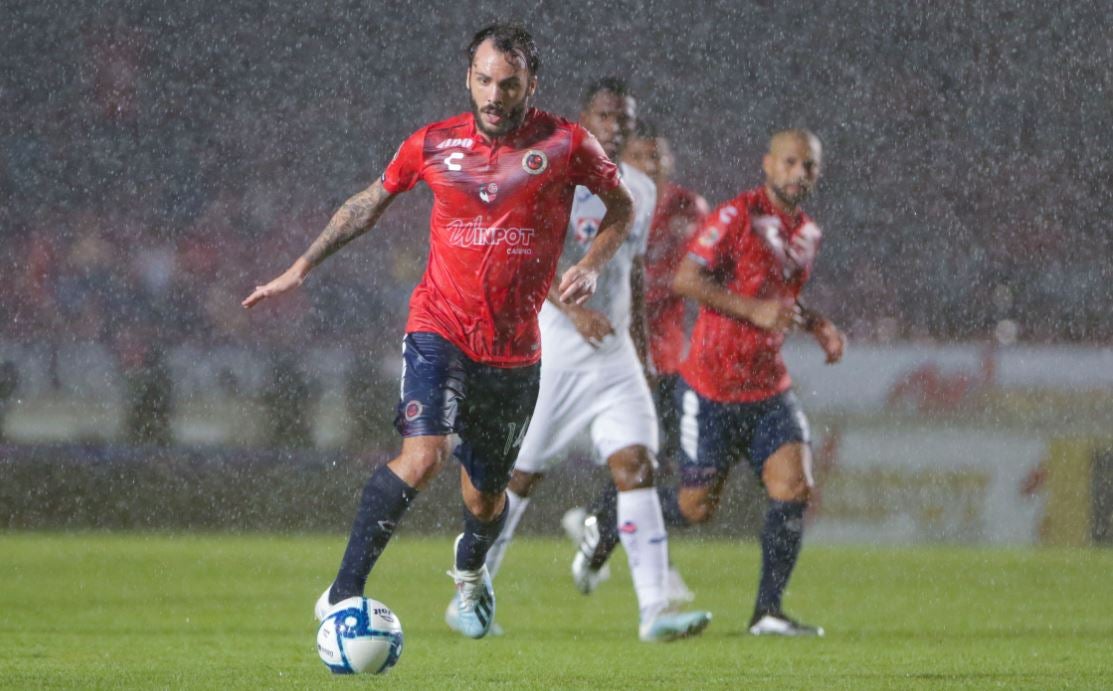 Sebastian Rodríguez conduce la pelota en juego frente a La Máquina