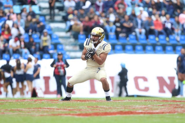 Un jugador de Pumas CU recibe un balón