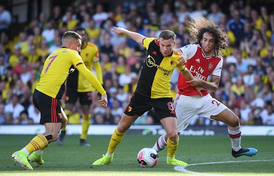 Batalla por el balón en Vicarage Road