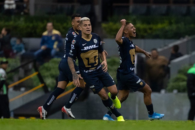 Mendoza celebra con sus compañeros el gol ante América