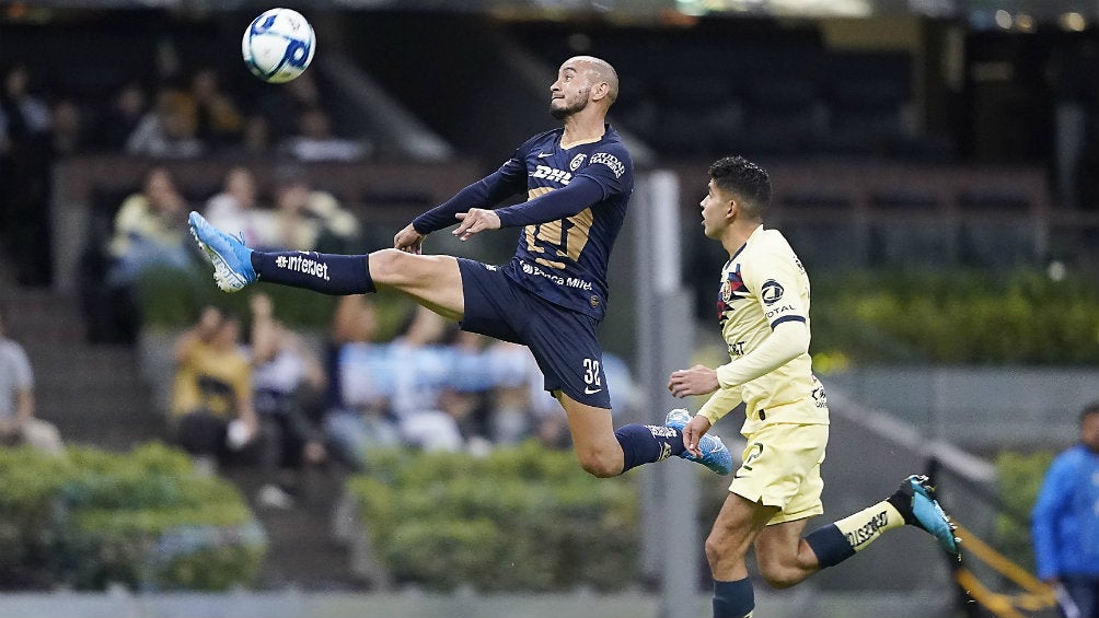 Carlos González pelea el balón en el partido contra América