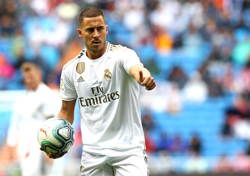 Hazard saluda en un juego con el Real Madrid