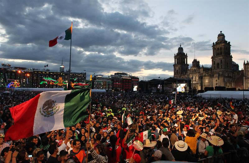 Gente en el Zócalo de la CDMX en los festejos patrios 