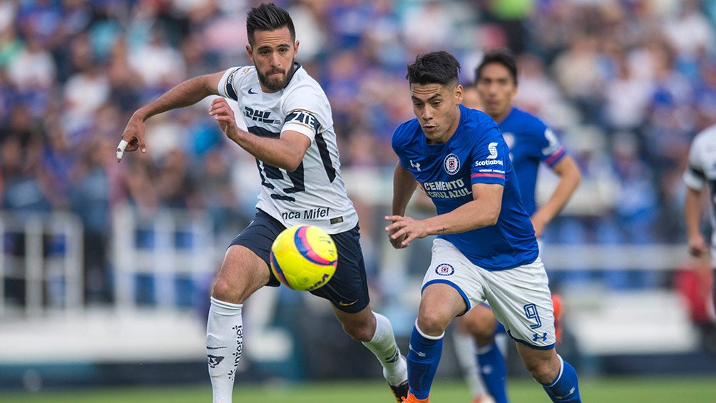 Mora, ante Pumas, durante su paso por Cruz Azul