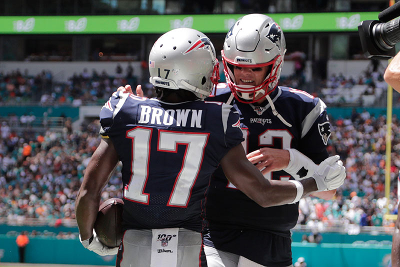 Antonio Brown celebra un touchdown con Tom Brady