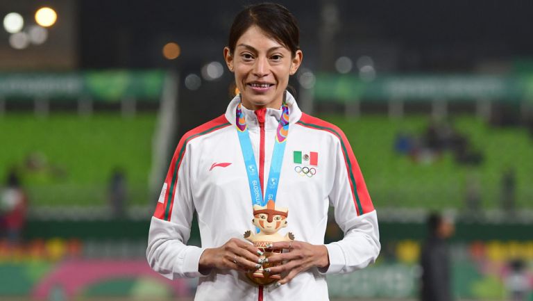 Laura Galván posa con la medalla de oro en Lima