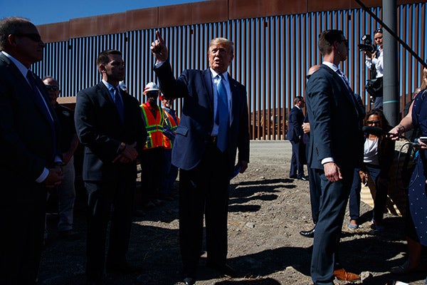 Trump supervisa muro fronterizo en San Diego 