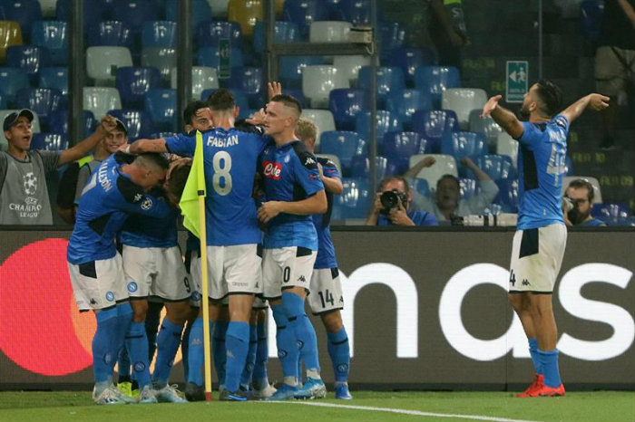 Jugadores del Napoli festejan gol en Champions