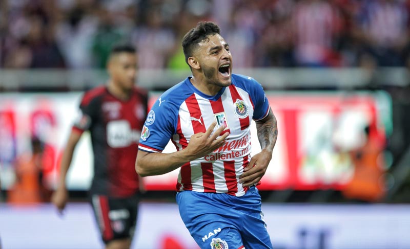 Alexis Vega celebra su gol con Chivas