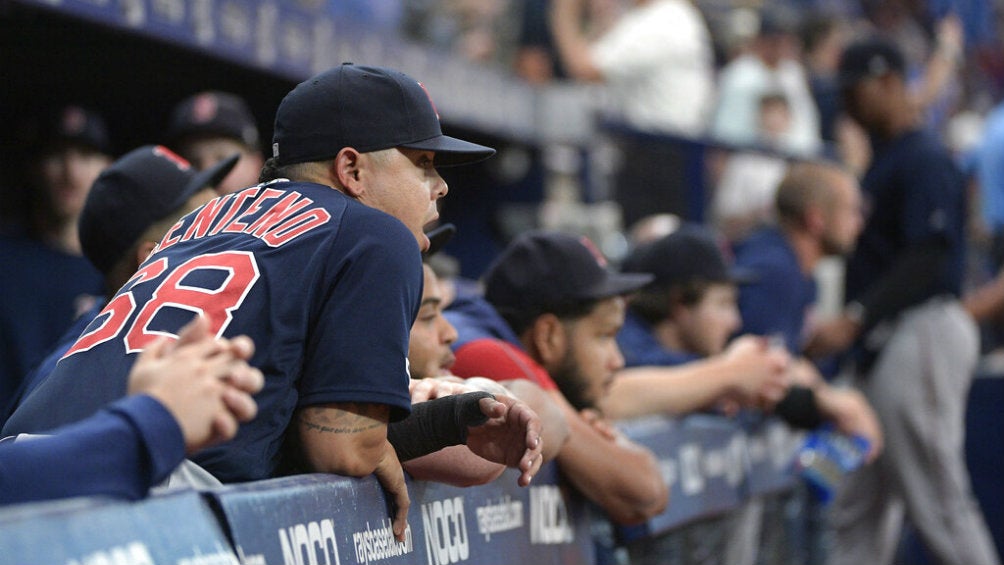 Jugadores de Red Sox observan el juego contra Tampa Bay