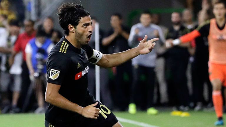 Carlos Vela festeja un gol con el LAFC