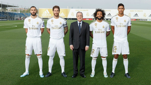 Florentino Pérez con los capitanes del Real Madrid 