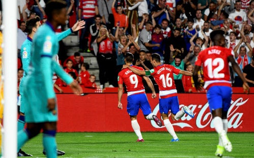 Jugadores del Granada celebran un gol vs Barcelona