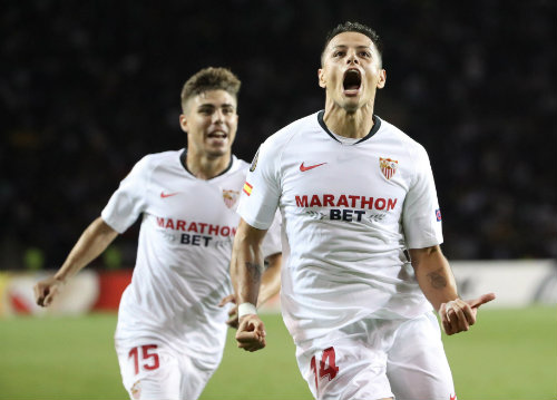 Javier Hernández festeja un gol con el sevilla