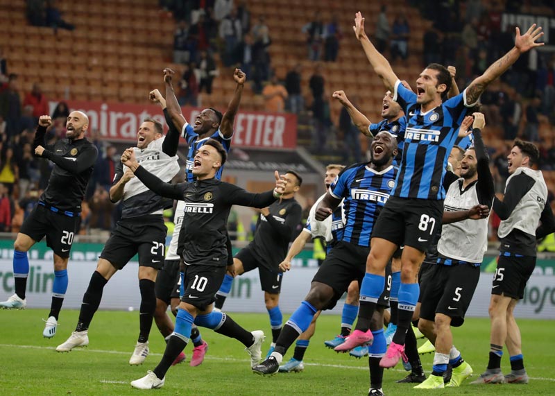 Jugadores del Inter celebran la victoria en el Derbi