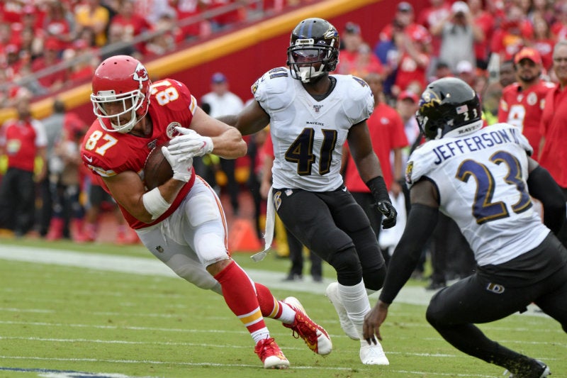 Travis Kelce se escapa con el ovoide 