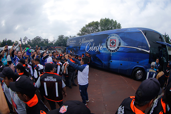 Autobús de Cruz Azul arriba al Estadio Olímpico Universitario