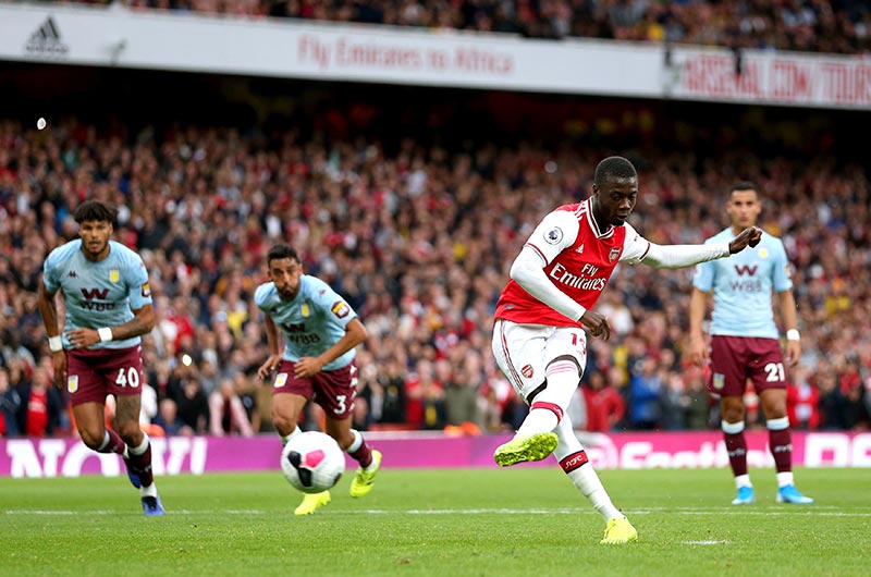 Nicolás Pepé cobra el penalti para el Arsenal