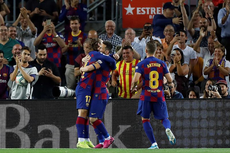 Messi y Griezmann se abrazan tras el gol