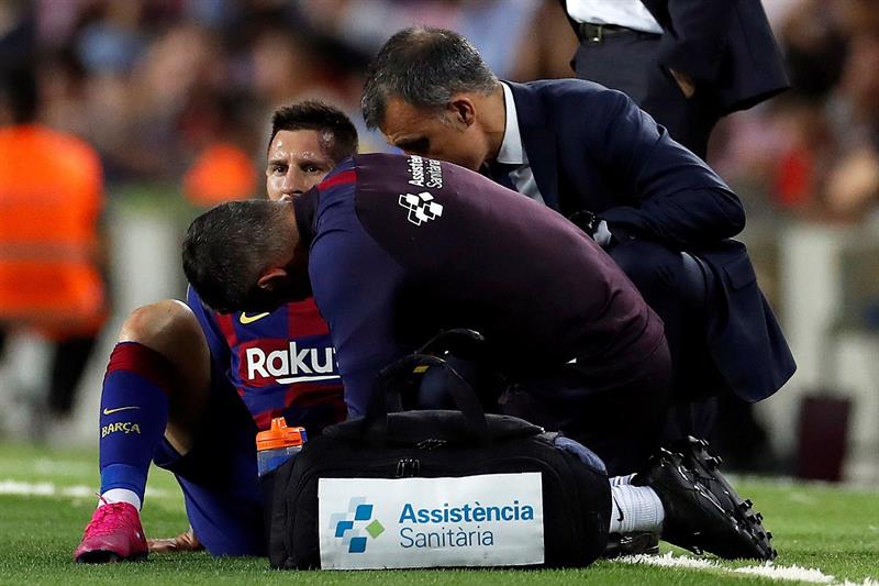 Messi es atendido por el personal médico del Barcelona