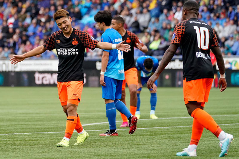 Ritsu Doan festeja su gol contra Zwolle