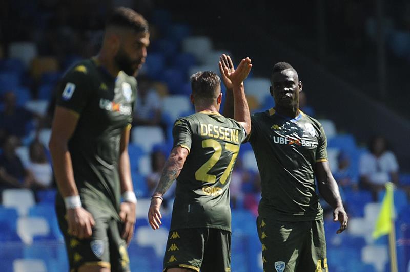 Mario Balotelli celebra su gol contra Napoli