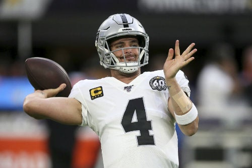 Derek Carr durante el partido