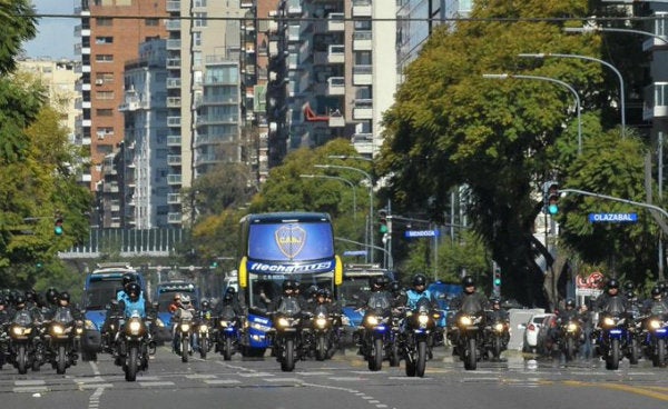 Autobús de Boca Juniors llegando a Núñez custodiado el pasado 1 de septiembre