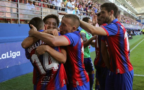 Jugadores del Eibar celebran un gol 