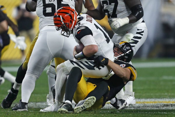 Andy Dalton siendo capturado por TJ Watt