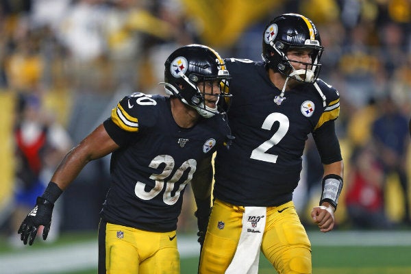 James Conner y Mason Rudolph durante el partido